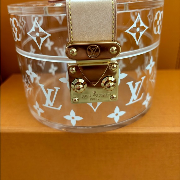 Louis Vuitton Scott Box Bag 4Sale Sold Out everywhere Asking $1,050  Paid $1224 - Picture 7 of 7